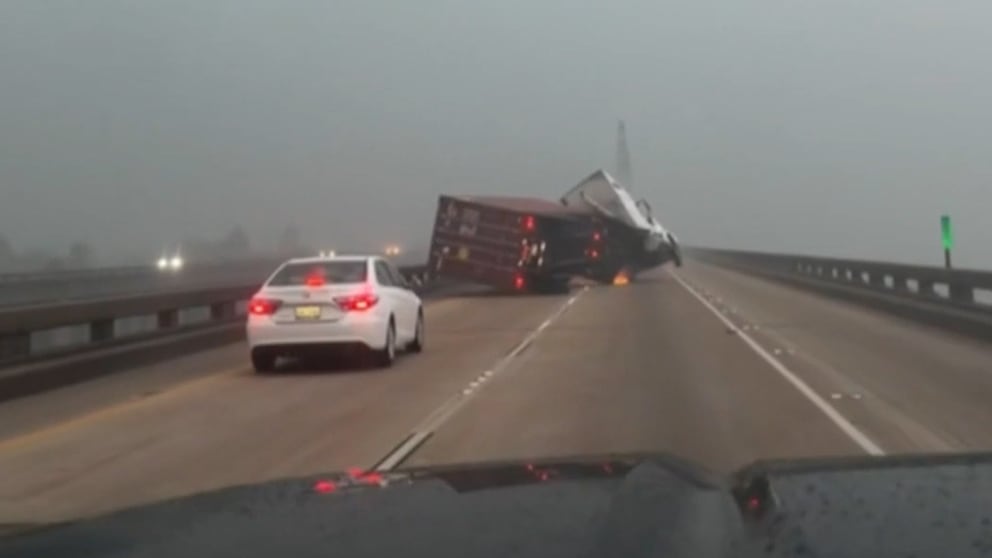 Unwetter in Louisiana: Windböen werfen LKW um