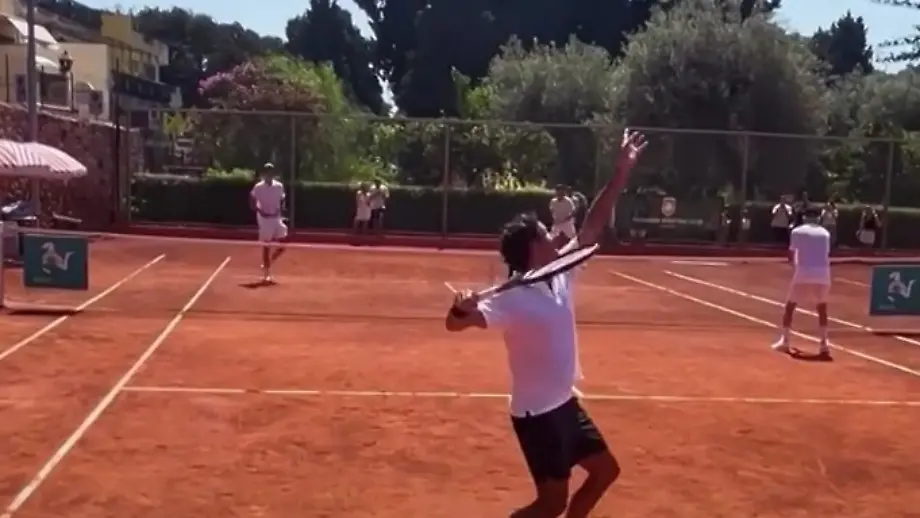 Roger Federer und Bernard Arnault beim Tennis-Match auf Sizilien