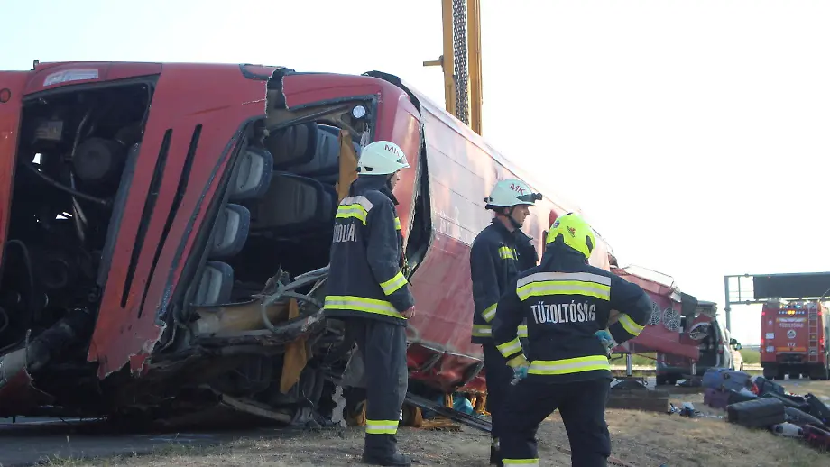 Reisebusunglück in Ungarn fordert 12 Todesopfer