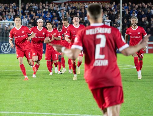 Schalke und Wolfsburg erreichen zweite Runde im DFB-Pokal