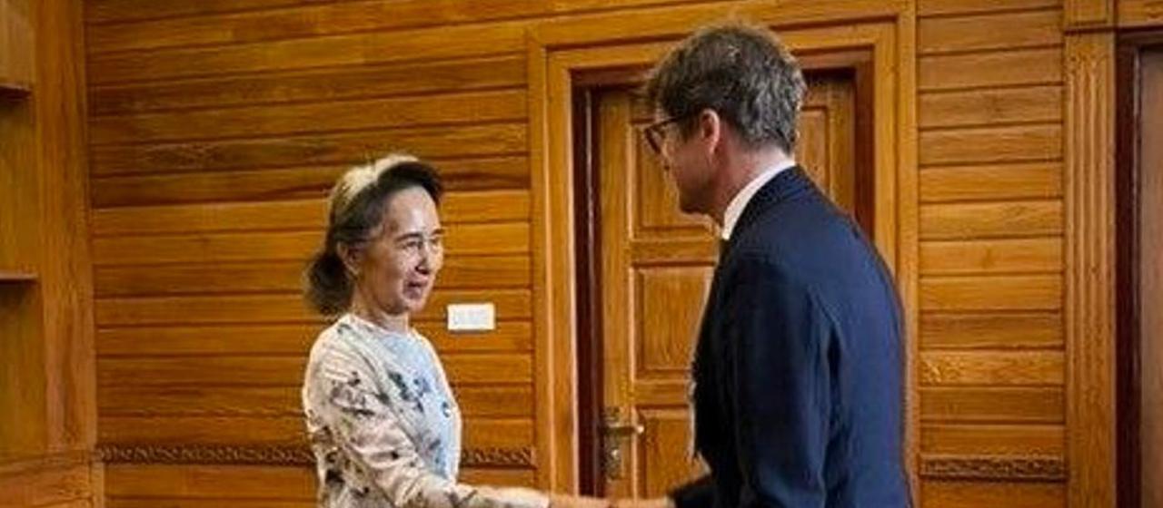 Aung San Suu Kyi trifft sich mit Vertreter des Roten Kreuzes in Myanmar