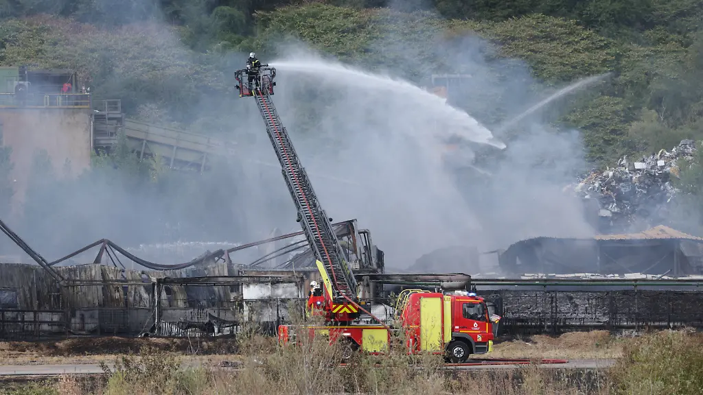 Brand in französischem Industrieabfalllager zwingt 30.000 Menschen in Quarantäne