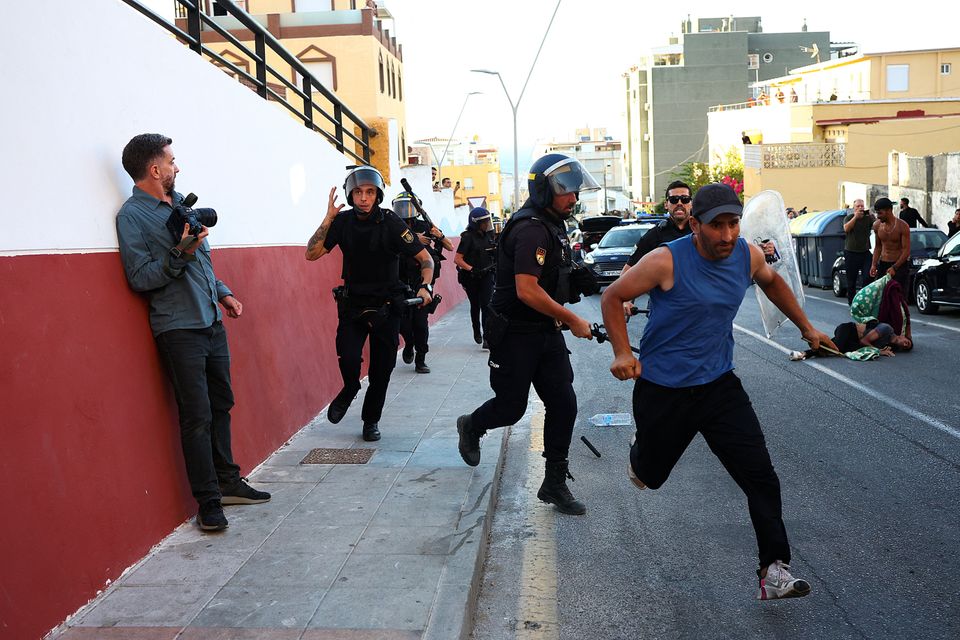 Zusammenstoß zwischen Polizei und Migranten in Ceuta