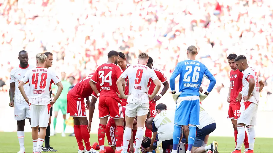 FC Bayern siegt im Telekom Cup – Musialas Zusammenbruch sorgt für Schock