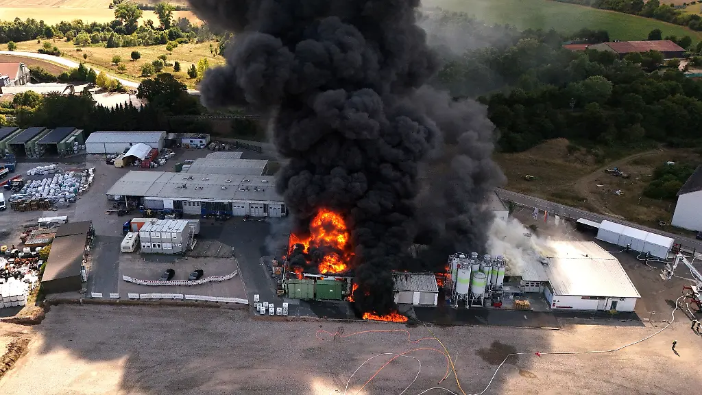 Großbrand in Kunststoffbetrieb in Rheinhessen: Maßnahmen und Auswirkungen