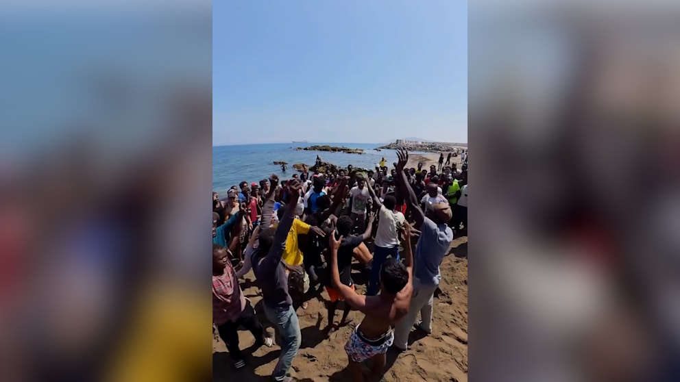 Flüchtlinge kämpfen gegen Langeweile: Wrestling-Duelle am Strand von Ceuta