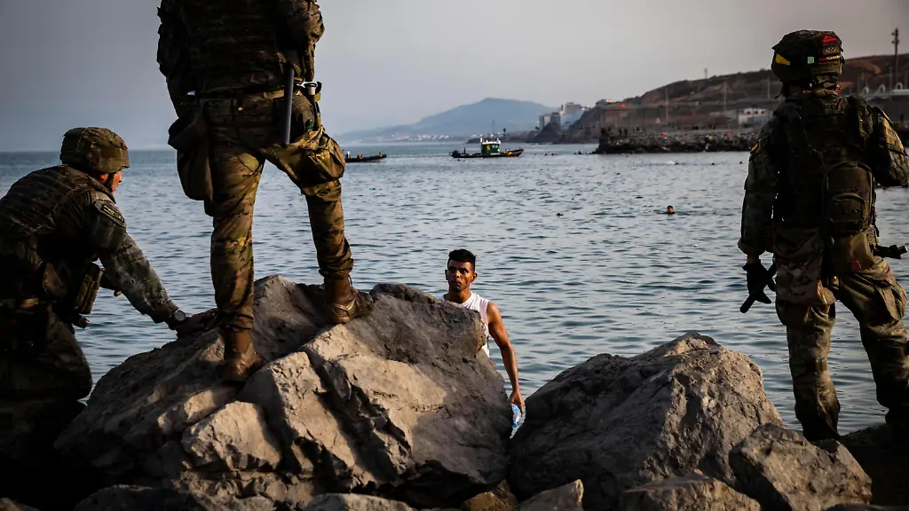 Spanische Regierung von Waldbränden und Sturm auf Ceuta überrascht