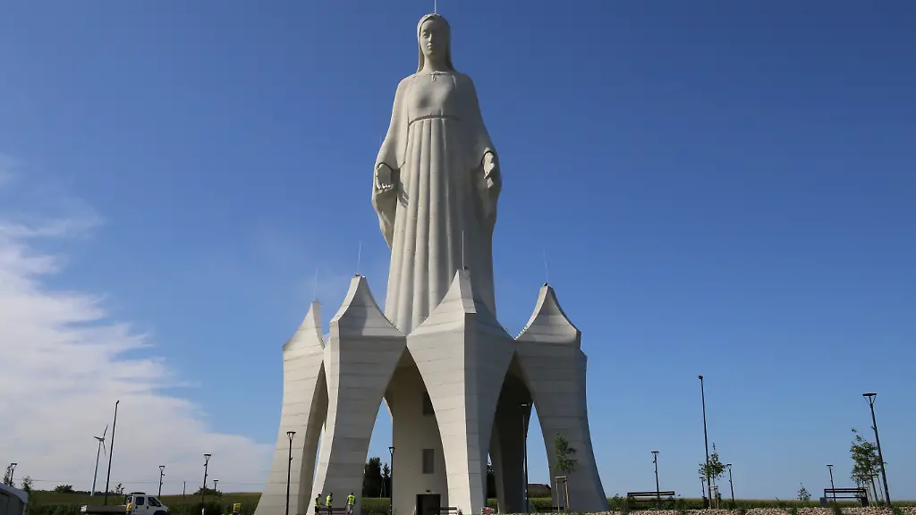 Ein Dorf in Polen errichtet eine gigantische Marienstatue