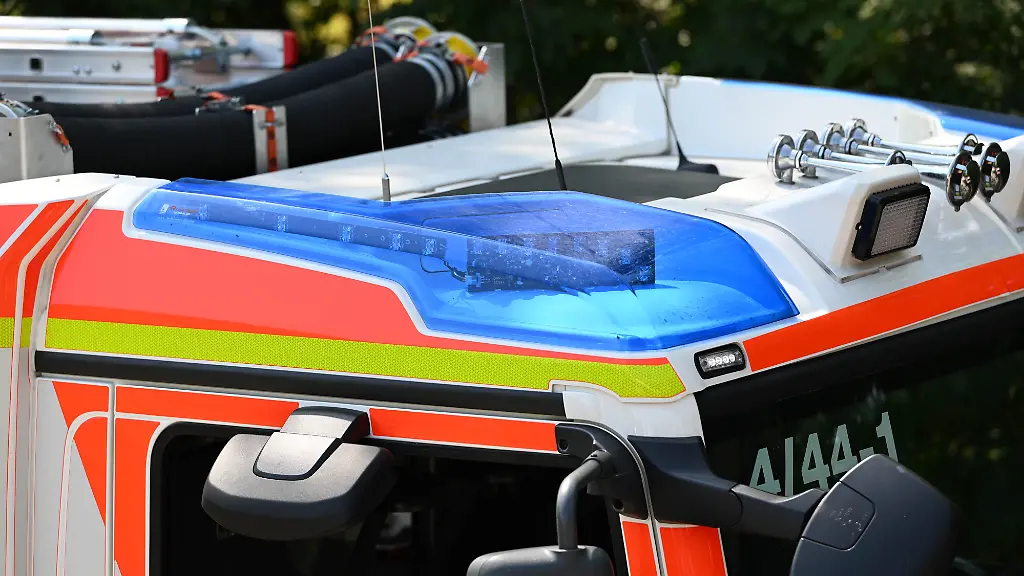Feuer auf Bauernhof: Ställe brennen, Kühe sterben, Feuerwehrleute verletzt