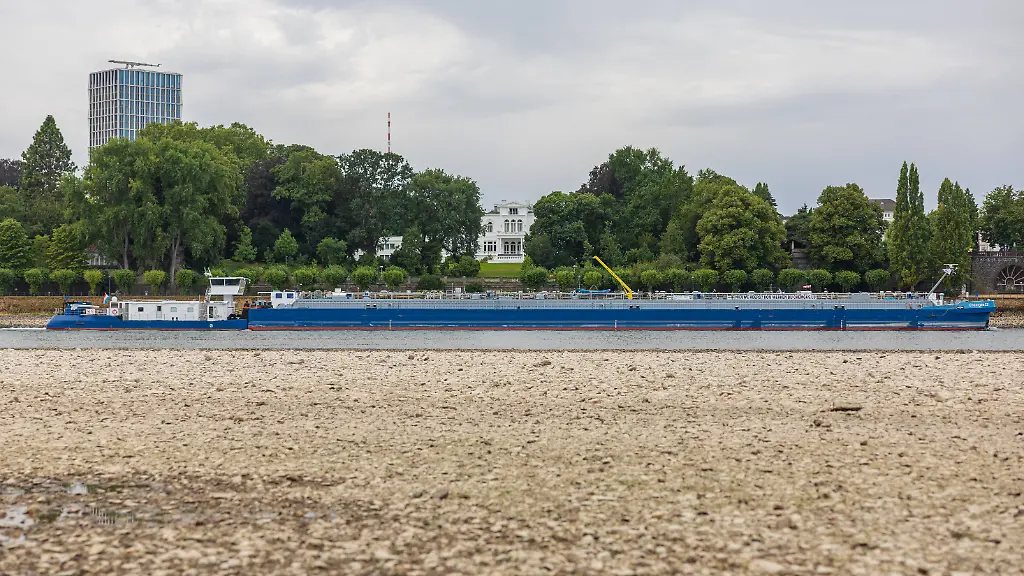 Niedrigwasser am Rhein treibt Spritpreise in die Höhe