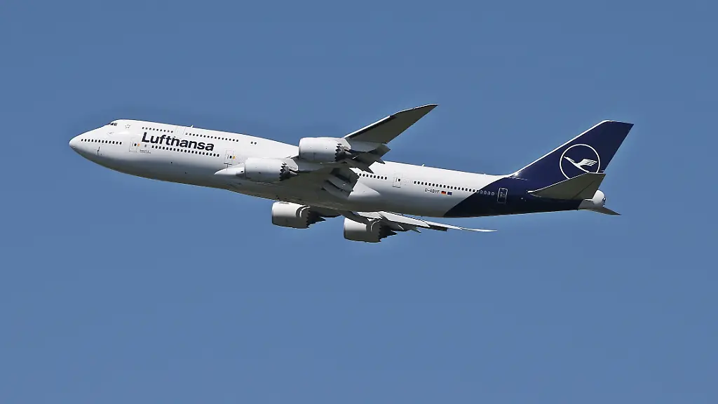 Lufthansa-Jumbo-Jet landet nach medizinischem Notfall in Glasgow