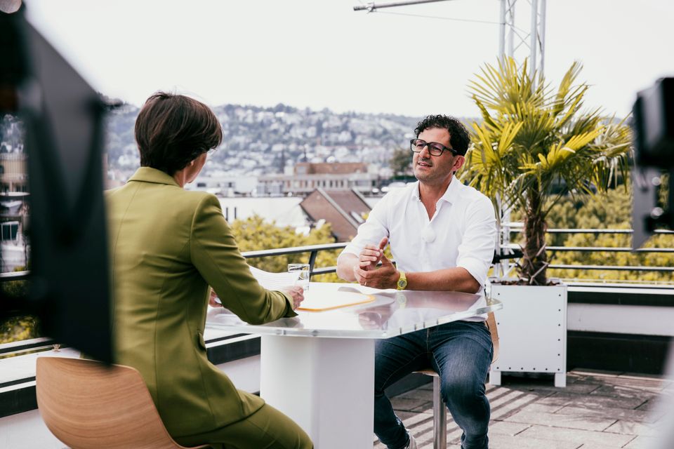 Politiker Pantisano kritisiert Mietpraktiken im Sommerinterview