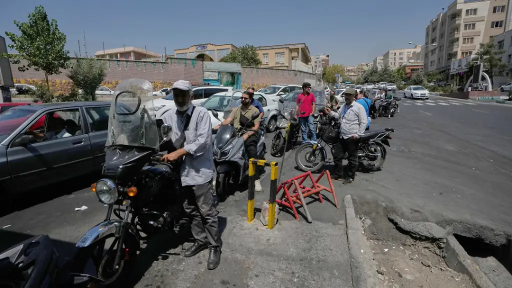 Gerüchte über Benzin-Engpässe in Teheran