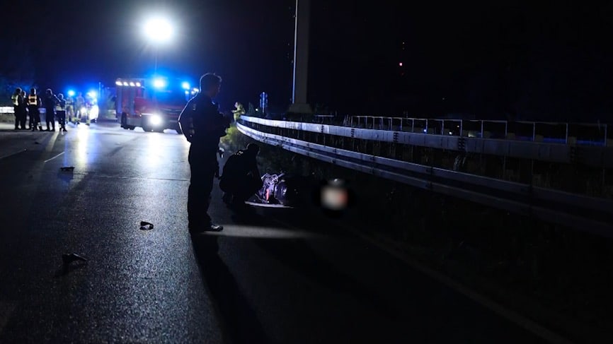 Motorradunfall auf Landstraße: Zwei Tote in Köln