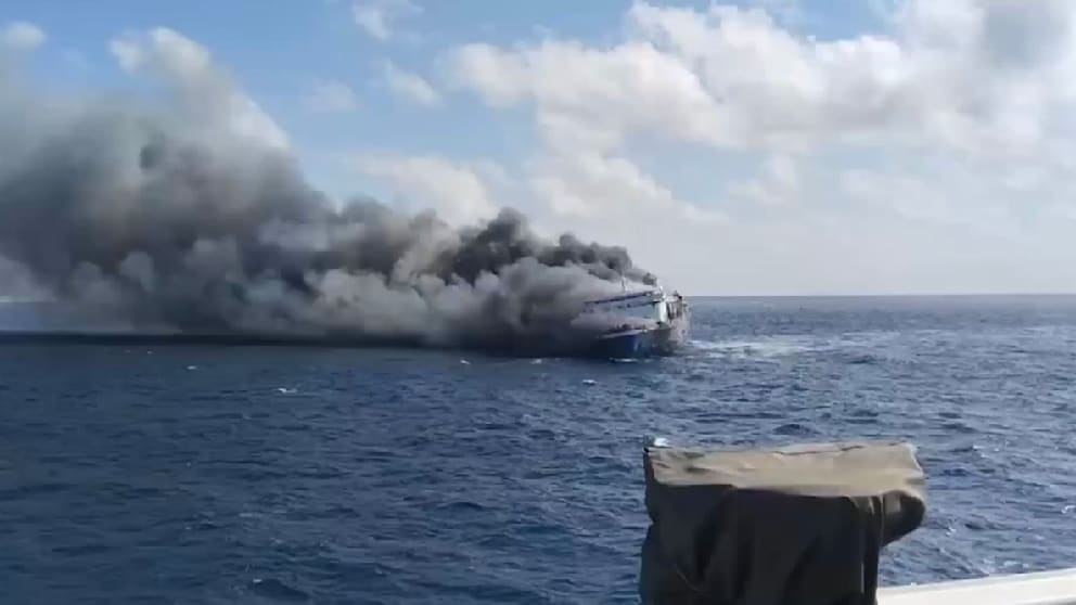 Fähre in Flammen vor Bali: Große Rettungsaktion auf See