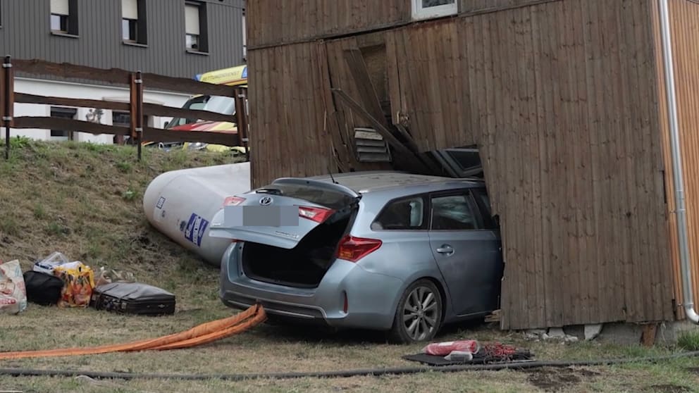 Auto gegen Schafstall: Unfall im Erzgebirge