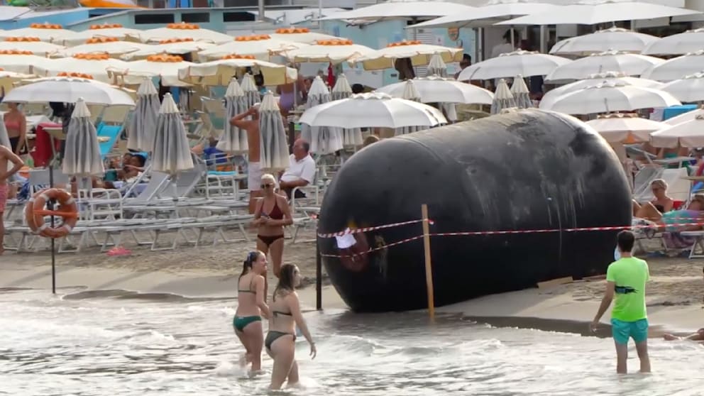 Mysteriöser Koloss am Strand von Alassio