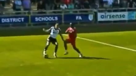 Nur Gelbe Karte für Schweres Foul: Spieler erleidet Gesichtsbruch