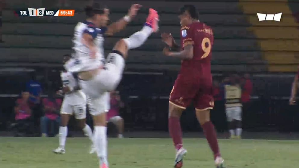Filmreifer Karate-Kick im Fußballspiel sorgt für rote Karte