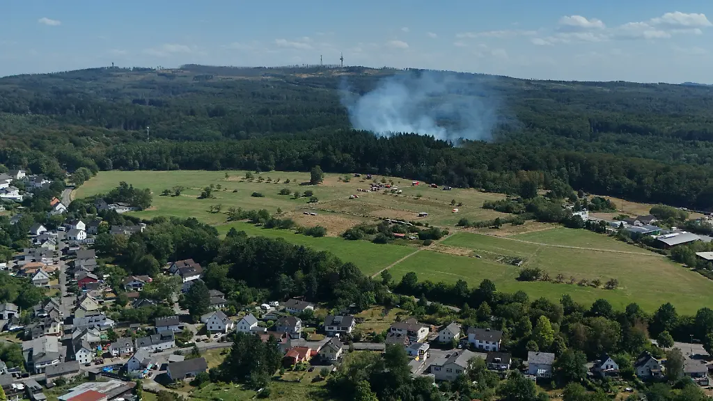 Feuerwehr stoppt Waldbrand kurz vor Wohnhäusern im Westerwald