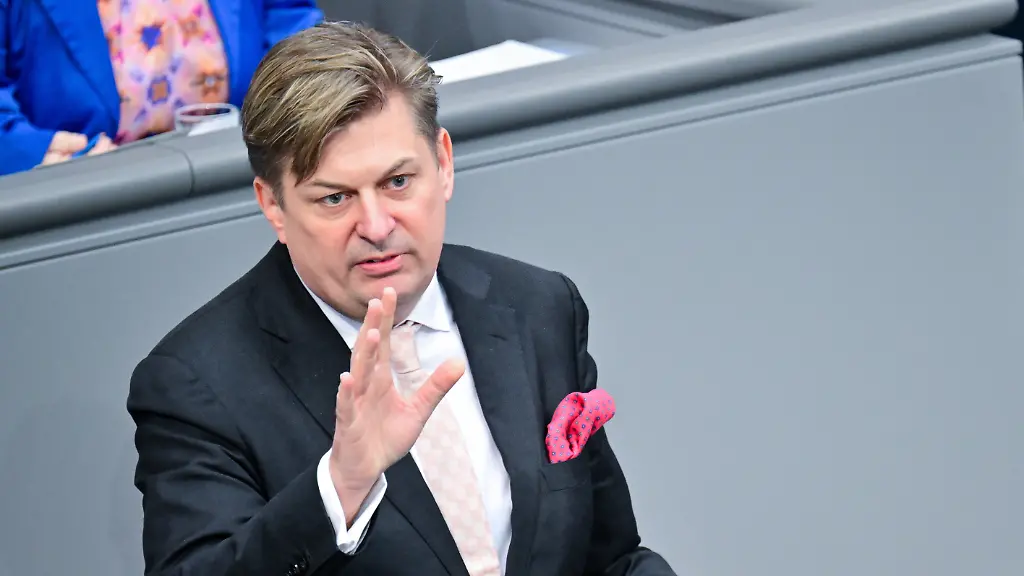 Gericht erlässt Haftbefehl gegen Maximilian Krah nach Streit mit Böhmermann