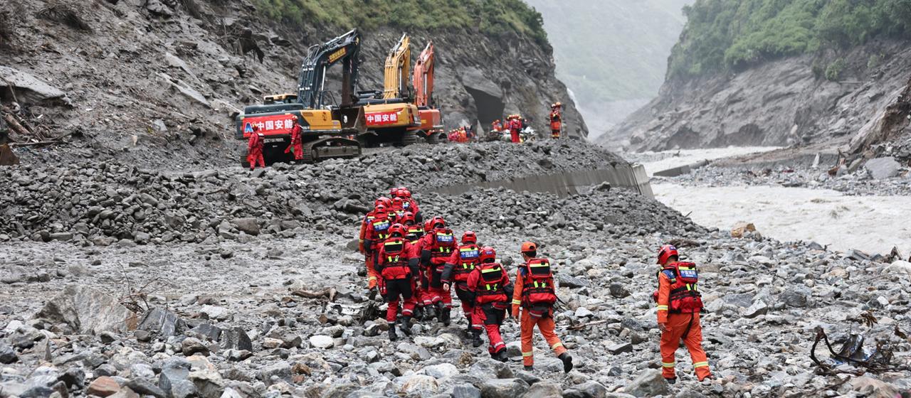 Opferzahlen gestiegen: Erschwerte Suche nach Flutopfern im Himalaya