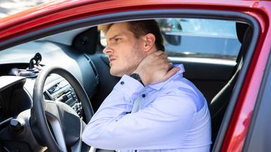Schleudertrauma nach Auffahrunfällen: Ursachen, Symptome und Behandlung