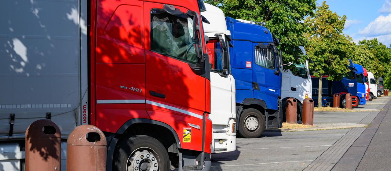 Reaktion auf Niedrigwasser – Kritik an Lockerungen des Lkw-Fahrverbots