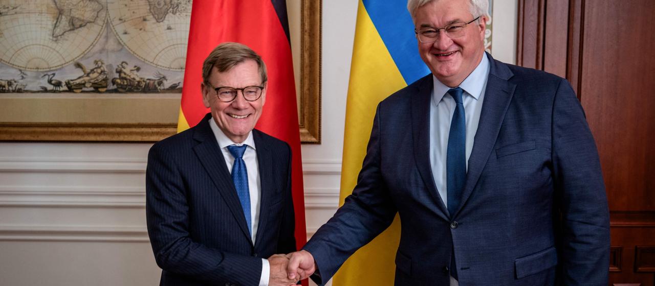 Erweiterte Unterstützung und Verhandlungen für Ukraine