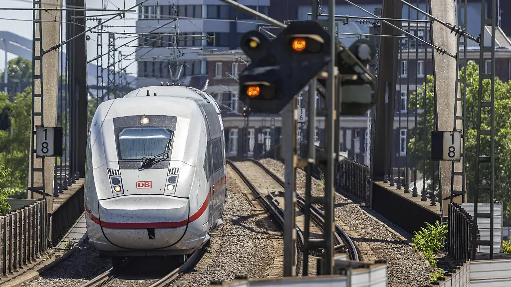 Fernzüge der Deutschen Bahn weiter unpünktlich