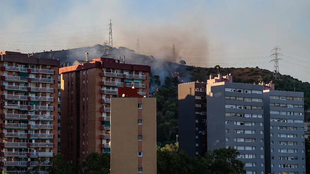 Feuer bei Barcelona: Evakuierungen und Löscharbeiten