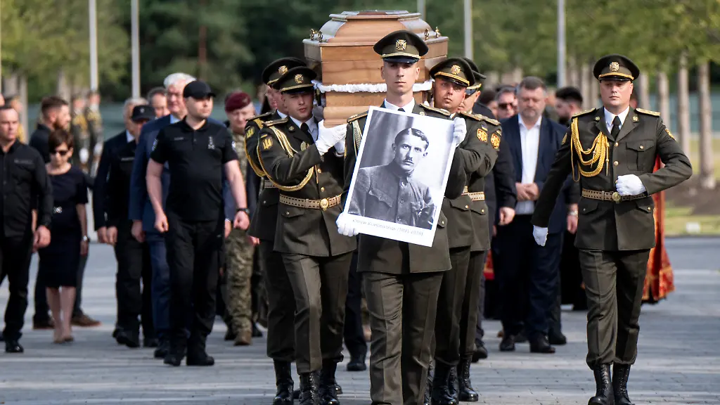 Staatsbegräbnis für umstrittenen Nationalisten Konowalez in der Ukraine