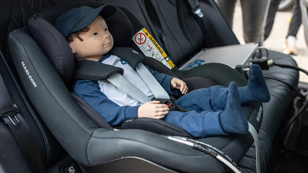 ADAC testet Kinder-Warnsysteme bei Sommerhitze