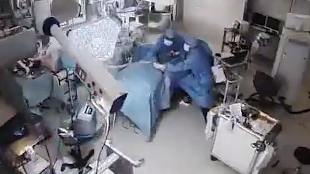 Ärzte schützen Patienten während Erdbeben in Japan