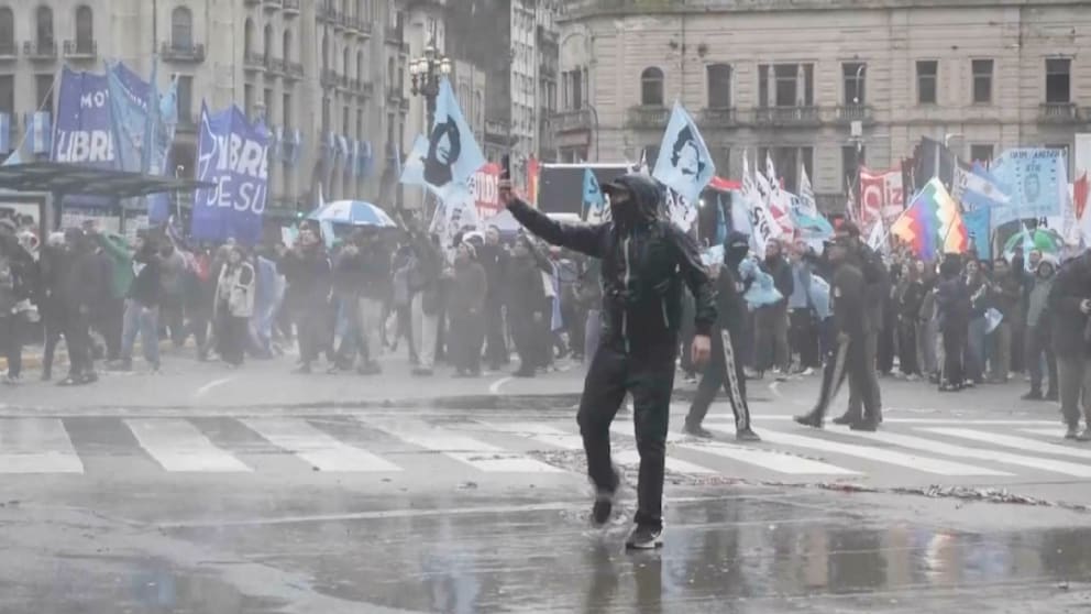 Auseinandersetzungen in Buenos Aires: Demonstranten und Polizei im Konflikt