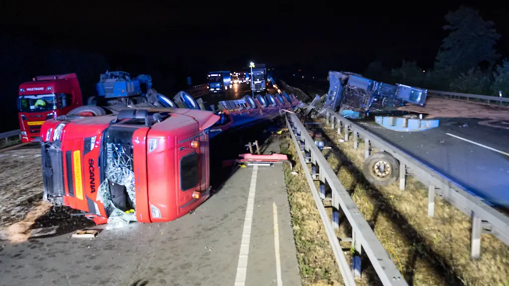 Schwertransporter-Unfall auf A2 führt zu kompletter Sperrung