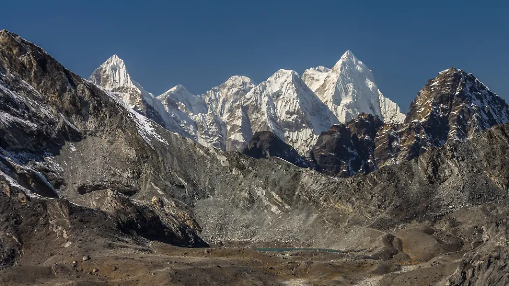Bergsteiger aus Deutschland unter Lawinenschnee in Nepal entdeckt
