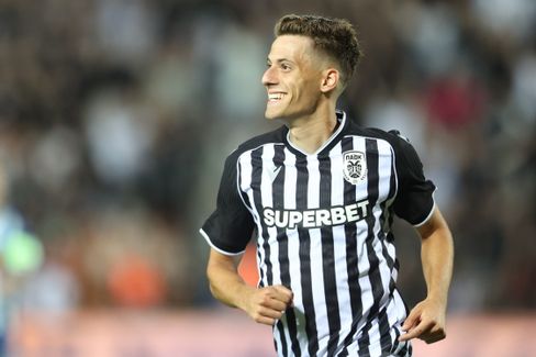 Verhandlungen im Fußball: Transfers und Gerüchte