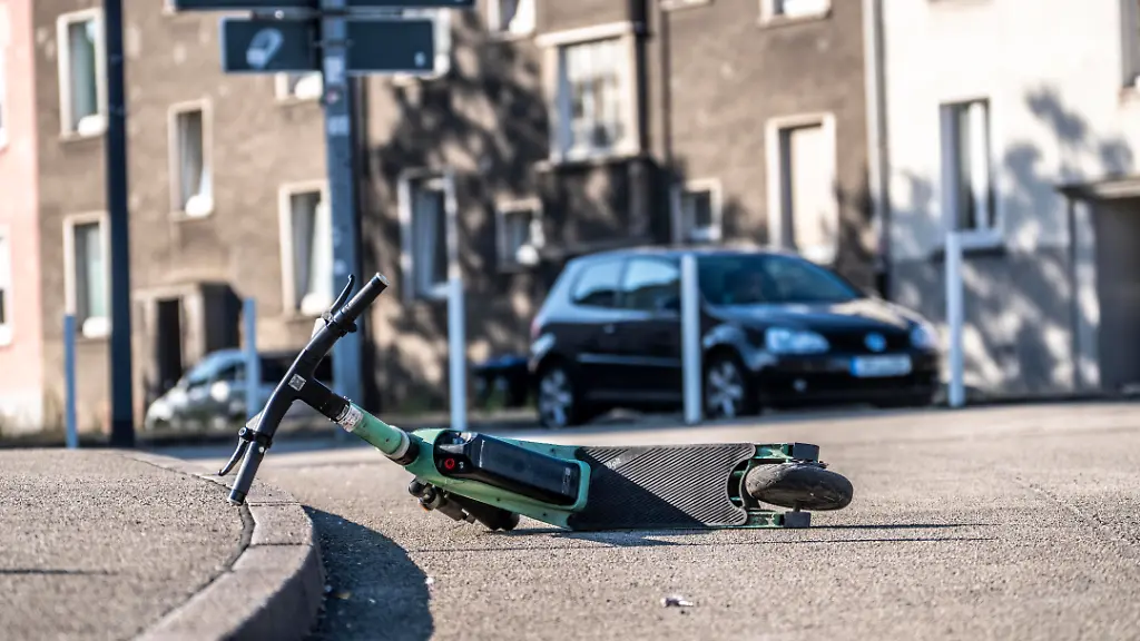 Schwerer Unfall mit E-Scooter in Berlin: Mann in lebensbedrohlichem Zustand