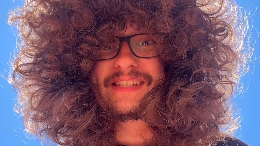 Britischer Influencer lässt Haare seit fast zwei Jahren wachsen