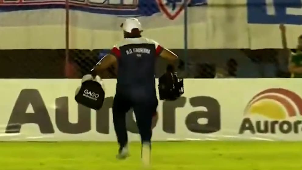 Fans begeistert von sprintendem Mannschaftsarzt in Brasilien