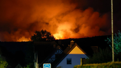 Feuerwehr und Einsatzkräfte im Kampf gegen Waldbrände