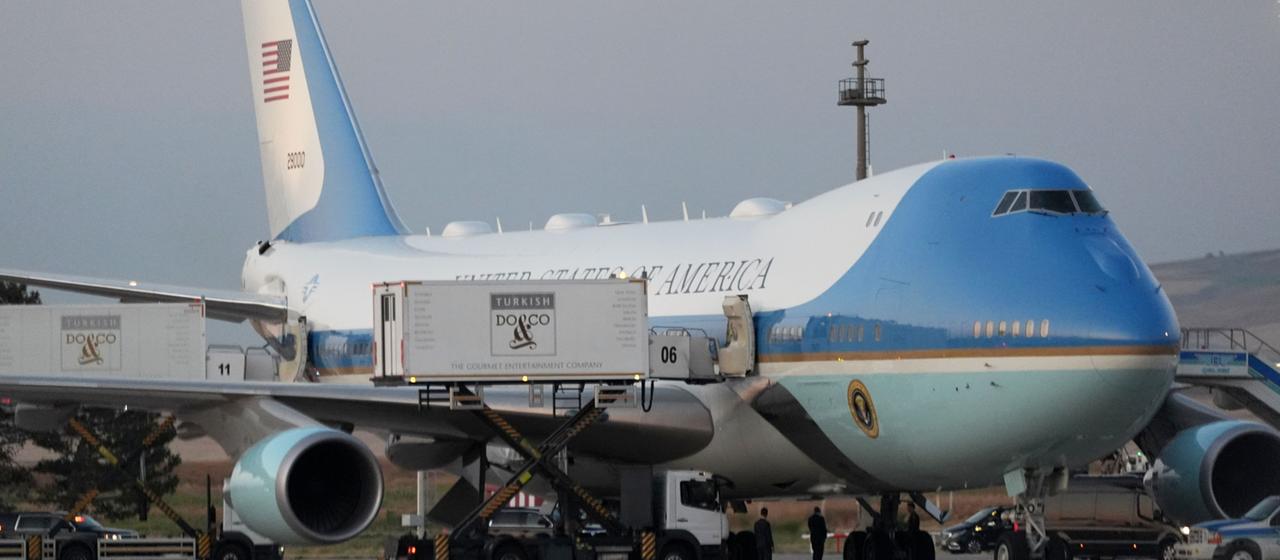US-Präsident Trump in einem täuschenden Flugmanöver zurück nach Hause gebracht