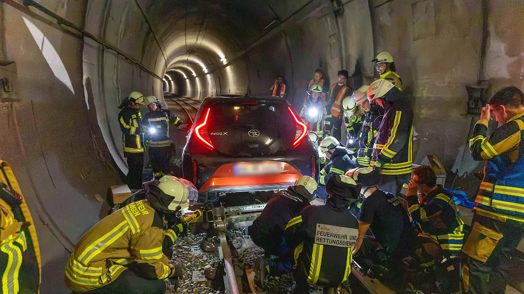 Frau fährt Auto durch U-Bahntunnel in Bochum