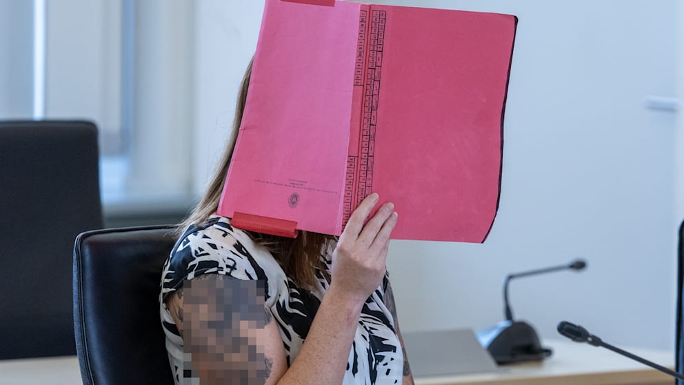 Vater unterstützt angeklagte Mutter trotz schwerer Vorwürfe