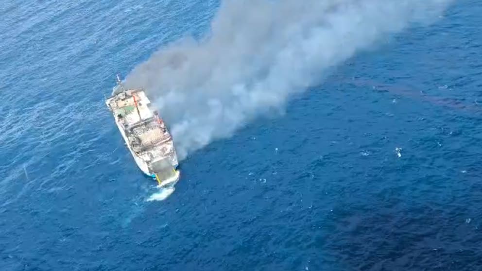 Feuer auf Fähre vor Bali: Passagiere in Gefahr