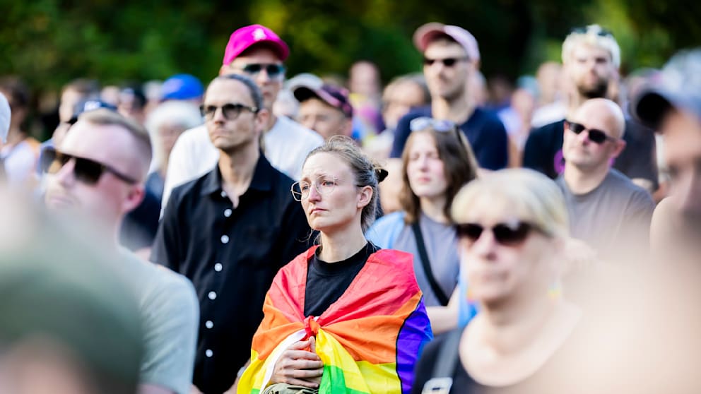 Mahnwache im Berliner Tiergarten zum Gedenken an den CSD-Anschlag