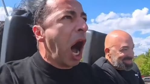 Bülent Ceylan im freien Fall auf der Achterbahn