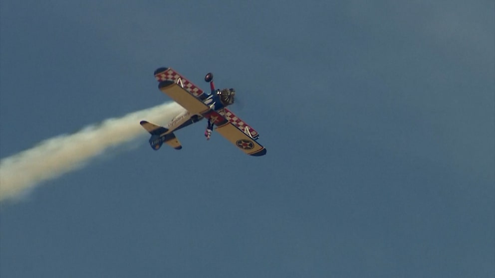 97-jährige Britin stellt erneut Wingwalking-Weltrekord auf