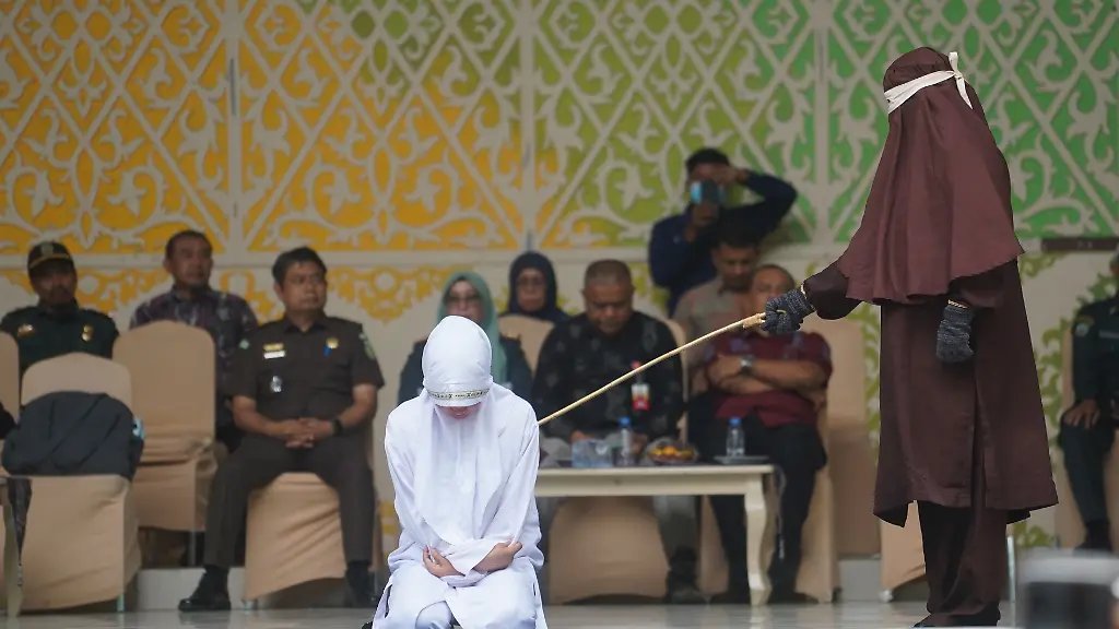 Öffentliche Prügelstrafe in der Provinz Aceh